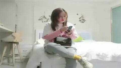 肉感骚妇偷情狼友惨被渣狼友偷拍..._