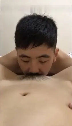 骚妹子一根肉棒不够吃两个纹身大汉才能喂饱她